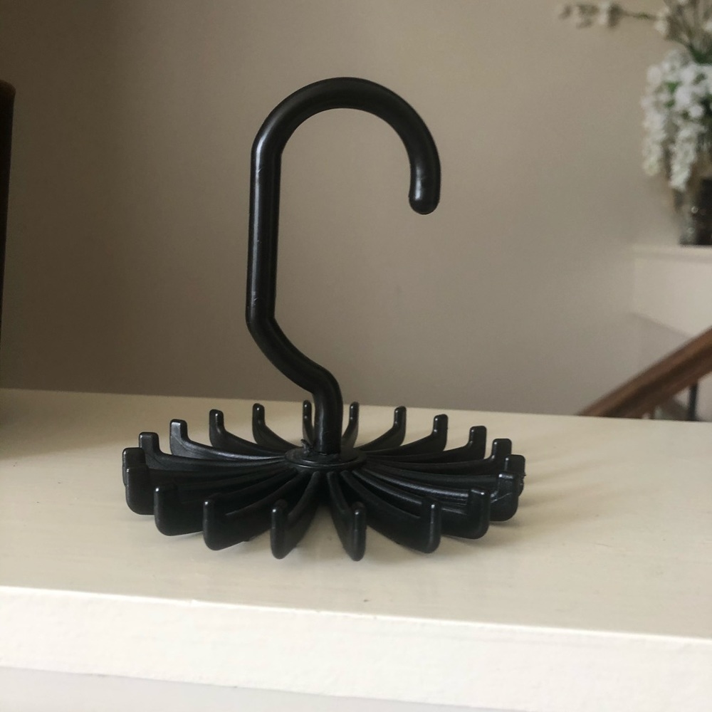 Tie hanger